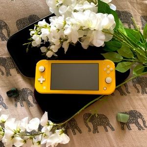 ✨NEW yellow nintendo switch light✨